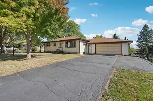 405 Meadow Wood Dr, Mount Horeb, WI 53572 - Photo 3