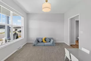 463 Crusader Pt, Waunakee, WI 53597 - Photo 5