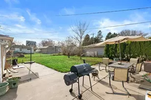 8827 W Lawn Ave, Milwaukee, WI 53225 - Photo 13