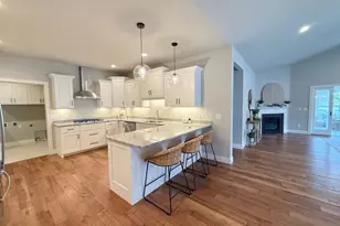 Unit 8 2 Bellflower Dr, DeForest, WI 53532 - Photo 5