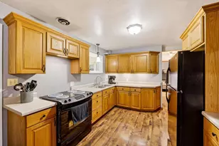 239 E Spaulding St, Watertown, WI 53098 - Photo 9