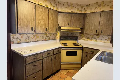 215 E Centerway Street, Janesville, WI 53545 - Photo 3