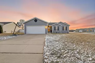 1627 Redwood Dr, Janesville, WI 53548 - Photo 3