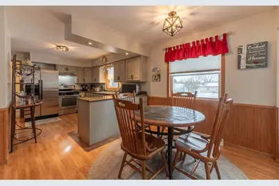 1530 S Oakhill Avenue, Janesville, WI 53546 - Photo 5