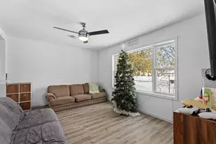 914 S 35th St, Manitowoc, WI 54220 - Photo 7