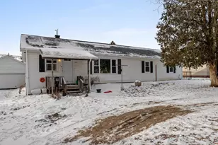 914 S 35th St, Manitowoc, WI 54220 - Photo 1