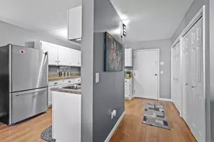 10 Maple Wood Ln, Madison, WI 53704 - Photo 5