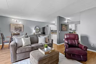 10 Maple Wood Ln, Madison, WI 53704 - Photo 9