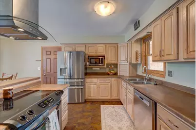 2718 Hilltop Drive, Sun Prairie, WI 53590 - Photo 7