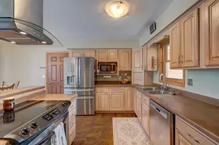 2718 Hilltop Dr, Sun Prairie, WI 53590 - Photo 7