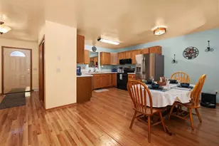 185 N Lexington Pkwy, DeForest, WI 53532 - Photo 3