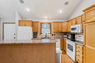 419 Sherbrooke Dr, Sun Prairie, WI 53590 - Photo 3