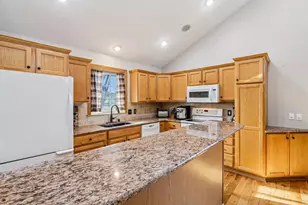 419 Sherbrooke Dr, Sun Prairie, WI 53590 - Photo 5