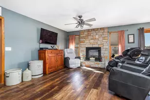 324 Diamond Oaks Dr, Ridgeville, WI 53533 - Photo 3