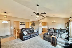 2656 N Wuthering Hills Dr, Janesville, WI 53546 - Photo 3