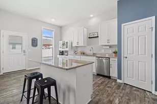 921 Sarah St, Belleville, WI 53508 - Photo 9