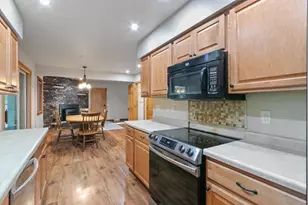 571 S Hillcrest Dr, Verona, WI 53593 - Photo 9