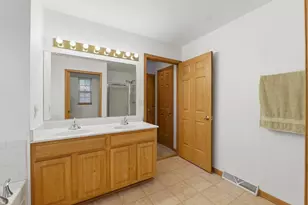 1017 E Pinecrest Ln, Elkhorn, WI 53121 - Photo 11