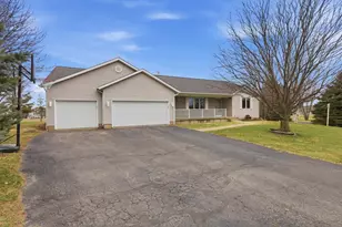 2734 Brooks Ridge Drive, Sun Prairie, WI 53590 - Photo 3