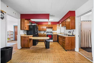 18442 W County Road C, Janesville, WI 53536 - Photo 9