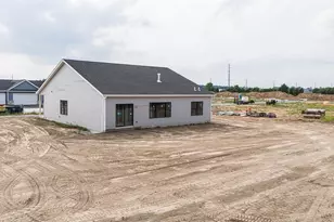 3822 N Woodbury Ln, Janesville, WI 53545 - Photo 5
