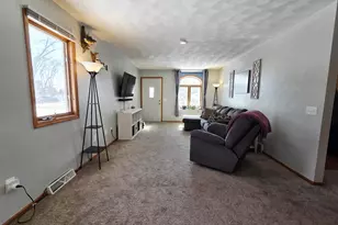 304 Breezy Point Dr, Pardeeville, WI 53954 - Photo 3