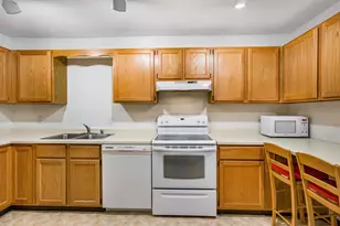 16 N Allen St, Madison, WI 53726 - Photo 9