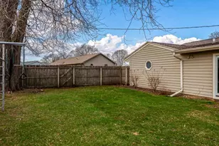 726 E Petunia Ln, Beloit, WI 53511 - Photo 7