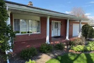 150 Hillcrest Cir, Sun Prairie, WI 53590 - Photo 3