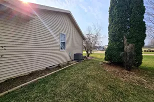 4295 Kingsford Dr, Janesville, WI 53546 - Photo 11