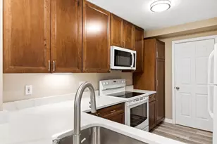 3282 Stonecreek Dr, Madison, WI 53719 - Photo 11