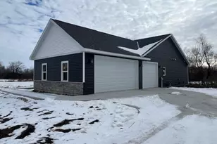 190 Deer Run Dr, Fall River, WI 53932 - Photo 5