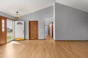 565 Oakwood Dr, Oregon, WI 53575 - Photo 9