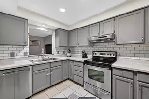 14 Maple Wood Ln, Madison, WI 53704 - Photo 9