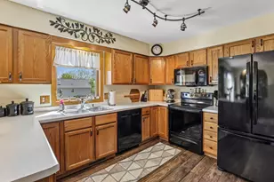 422 Oakwood Dr, Oregon, WI 53575 - Photo 13