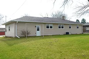 937 Hillside Dr, Jefferson, WI 53549 - Photo 3