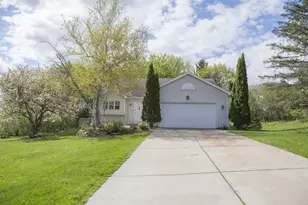 819 Spellman St, Mount Horeb, WI 53572 - Photo 35