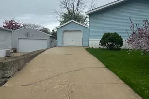 611 Opal Cir, Lannon, WI 53046 - Photo 3