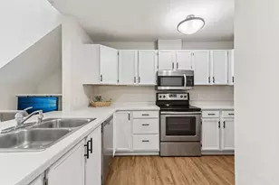 301 Harbour Town Dr, Madison, WI 53717 - Photo 9