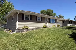 1616 Crestview St, Janesville, WI 53546 - Photo 7