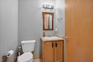 946 Stonehaven Dr, Sun Prairie, WI 53590 - Photo 35