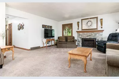 807 E Holiday Drive, Beloit, WI 53511 - Photo 11