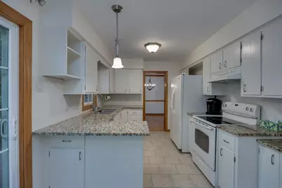 927 Camp Fire Drive, Sun Prairie, WI 53590 - Photo 5