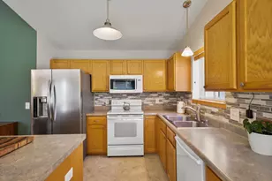 909 Tony Dr, Madison, WI 53704 - Photo 7