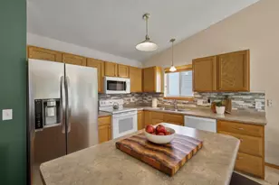 909 Tony Dr, Madison, WI 53704 - Photo 9