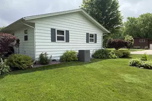 1004 Sunfield St, Sun Prairie, WI 53590 - Photo 3