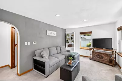 608 W Capitol Drive, Hartland, WI 53029 - Photo 5