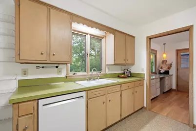 6105 Queens Way, Monona, WI 53716 - Photo 11