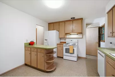 6105 Queens Way, Monona, WI 53716 - Photo 13