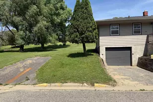 404 N Brooklyn Ave, Elroy, WI 53929 - Photo 3